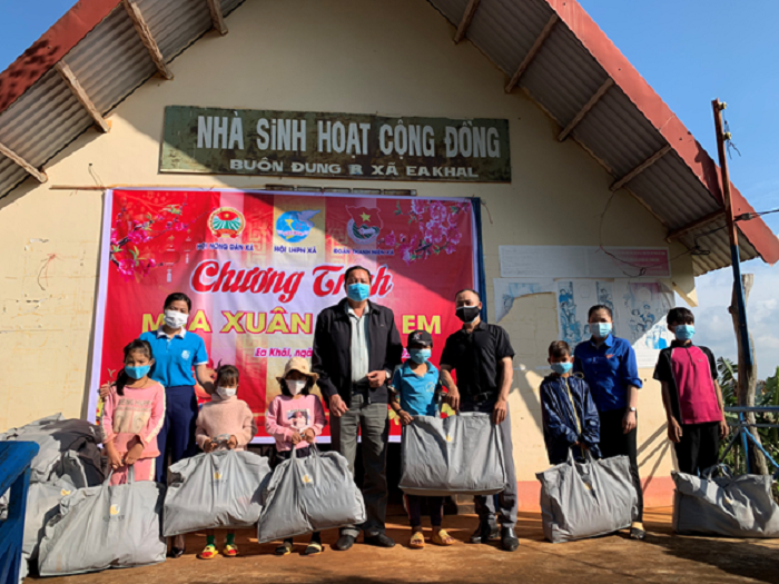 Các Hội, Đoàn thể xã Ea Khal tổ chức chương trình “Mùa xuân cho em” tại Buôn Đung A